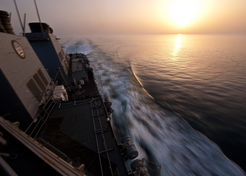 Эсминец УРО «Портер» проходит Ормузский пролив, май 2012 года. 