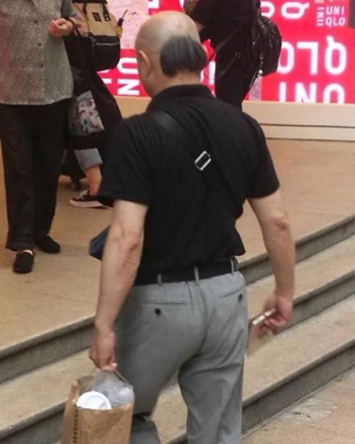 Весёлая уличная мода шанхайских жителей, которые даже понятия не имеют, чем она забавна Весёлая уличная мода шанхайских жителей, которые даже понятия не имеют, чем она забавна