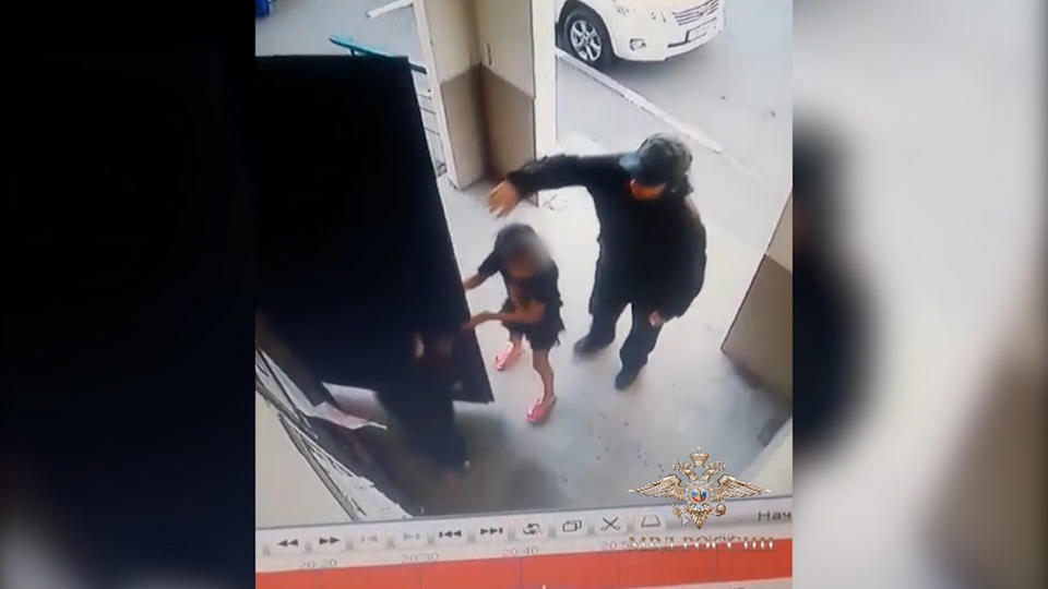 Видео: в Омске педофил напал на 6-летнюю девочку в подъезде