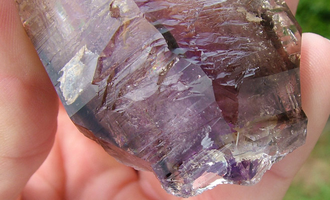 В кристалле крупного аметиста нашли воду, которая была запечатана внутри 350 миллионов лет