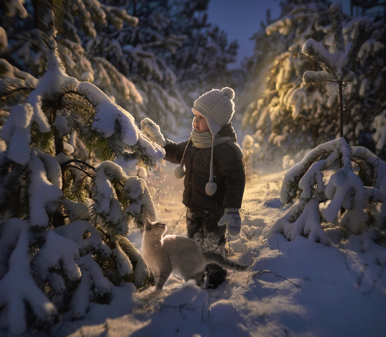  Ребенок стоит у елки в снегу, by Elena Shumilova