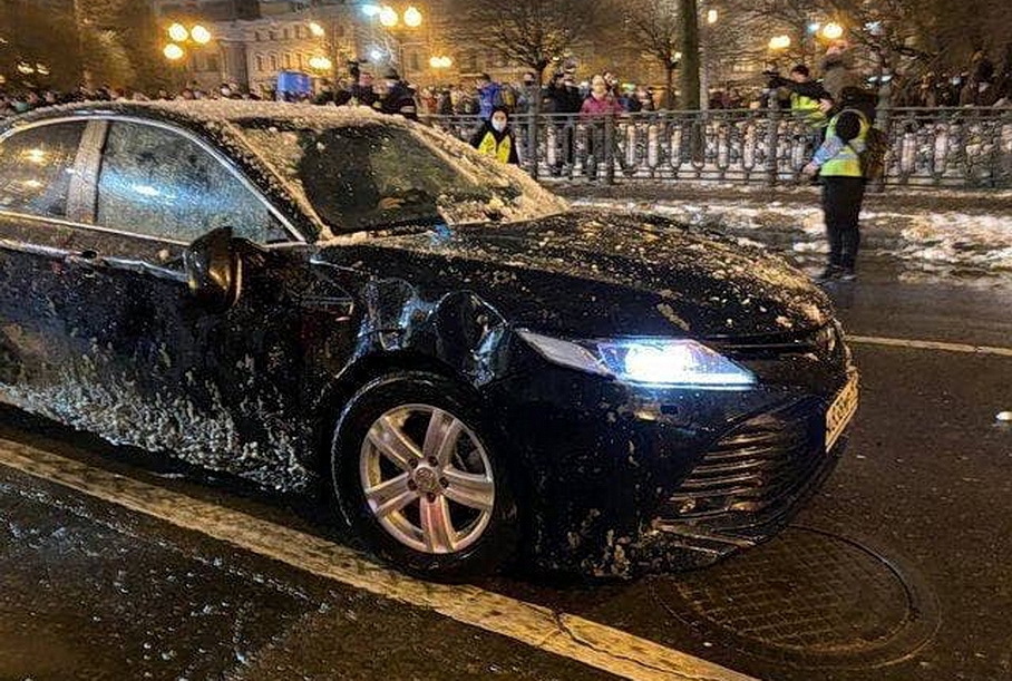 Видео: в Москве протестующие разбили спецавтомобиль ФСБ Новости