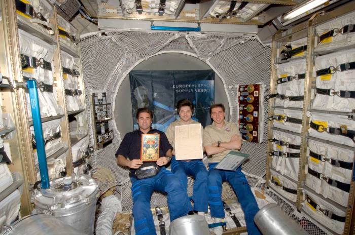 Экипаж МКС доставил на орбиту рукописи Жюля Верна./Фото: cdn4.wn.com