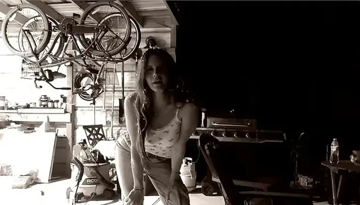 Лана Дель Рей в образе tradwife снялась в клипе с мужем Лана Дель Рей в образе tradwife снялась в клипе с мужем phillip faraone,white feather,дель рей,джереми дюфрен,лан дель,лан дельрей