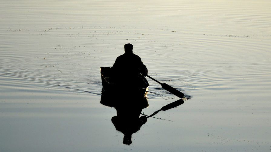 Двое подошли к реке. Мужчина в лодке. Старик в лодке. Мужчина сидит в лодке. Мужик на лодке берегу.