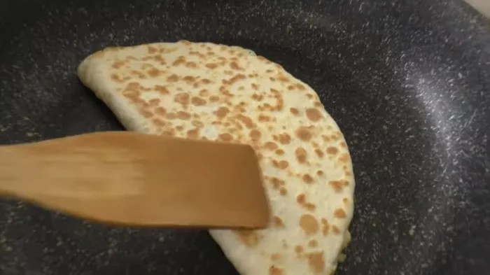 Взбейте зеленый лук с яйцом и вы останетесь довольны. Готовим вкуснейшие лепешки с начинкой лепешки, тесто, масло, можно, начинка, смесь, Перемешали, готоваТесто, делим, восемь, Когда, добавляем, частей, формируем, колобки, Каждую, заготовку, колобок, яичную, натрем