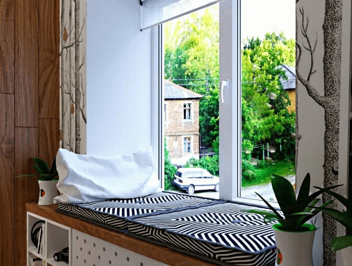 Зона отдыха на подоконнике удобная и уютная. / Фото: lovyvolnu.ru