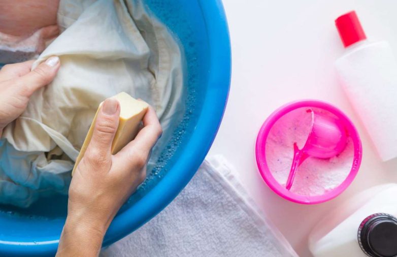 Как быстро отстирать пятна, которые не берёт обычная стирка