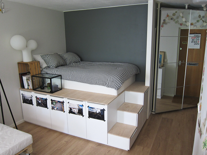 Если установить кровать на подиуме можно организовать массу систем хранения. | Фото: mayertrade.com.ua.