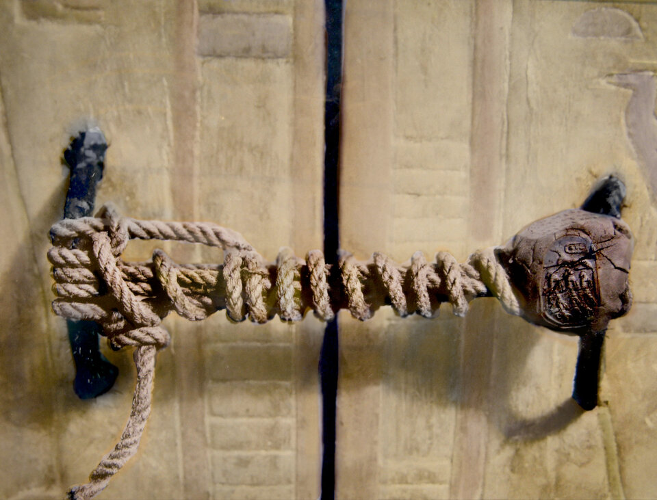 Печать на гробнице Тутанхамона. Фото взято с сайта: https://curiosmos.com/unsolved-mystery-why-was-king-tutankhamun-buried-hurriedly/