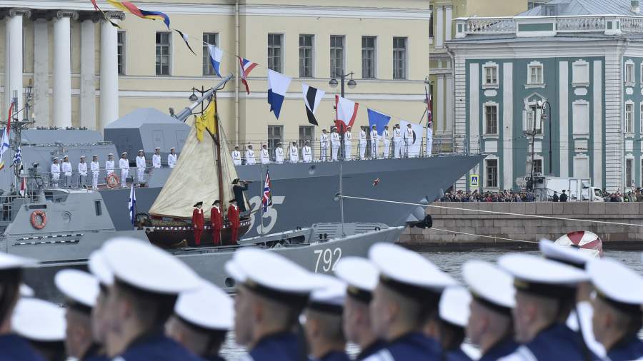 Путин посетил Александро-Невскую лавру в Санкт-Петербурге