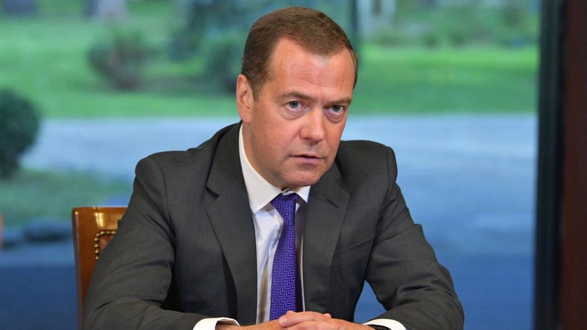 Клишас согласился с Медведевым и призвал поступать с предателями лишь по закону