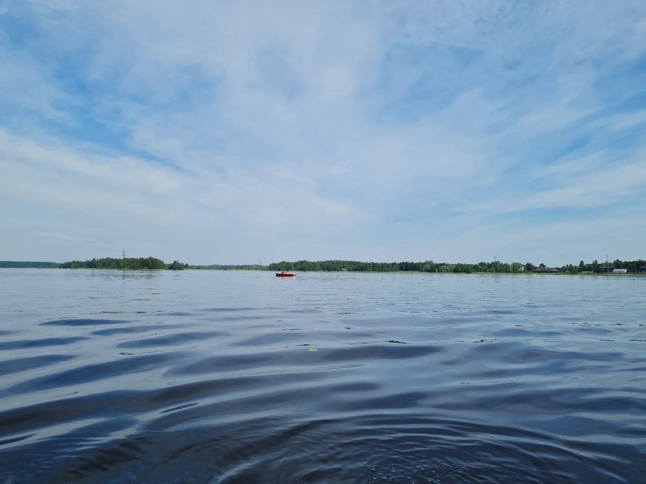 Выскочившая на берег лодка порубила винтом мужчину в Красноярском крае