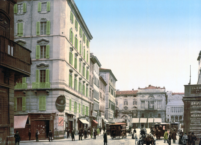 Уличная сцена в центре города.