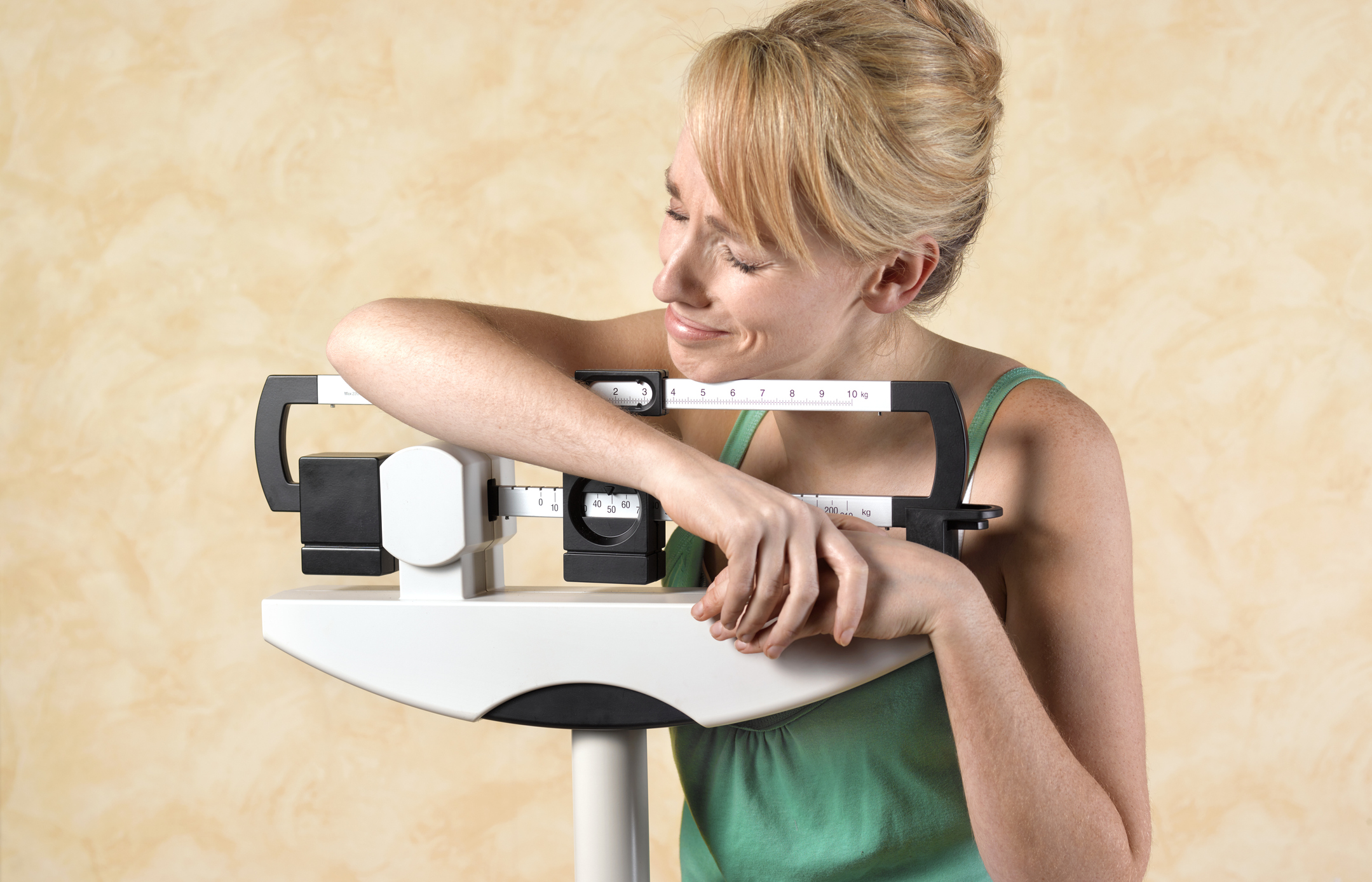 10 причин для снижения веса. Снижение лишнего веса. Девушка недовольна весоп. Замедление метаболизма. Взвешивание похудение.