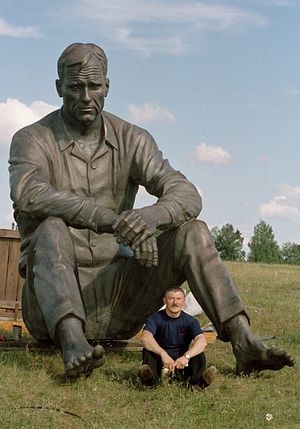 Памятник Василию Шукшину. Рядом с ним - В.М. Клыков