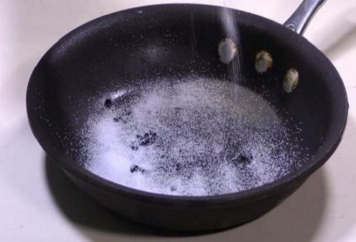 соль на сковороде