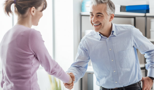 Подходит карьера для женщины-Стрельца»/></p>
<h3>Гуманитарная деятельность</h3>
<p>Женщинами-Стрельцами движет желание сделать мир лучше. Будучи гуманистами, они могут использовать свои навыки и увлечения, чтобы помочь нуждающимся и добиться позитивных изменений. </p>
<p>В заключение следует отметить, что <strong>женщины-Стрельцы подходят для карьеры</strong>, которая позволяет им исследовать мир, проявлять творческий подход и оказывать положительное влияние на мир. Обладая авантюрным духом и природными способностями, они обязательно добьются успеха в любой из <strong>профессий Стрельца</strong>, перечисленных выше. </p>
<p><b>См. также:</b> </p>
<p>-Счастливые цвета для Стрельцов; </p>
<p>-Питомец для Стрельца; </p>
<p>-Хорошие и плохие черты Стрельца и другие астросоветы.</p>