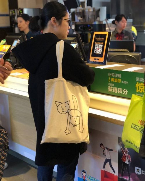 Весёлая уличная мода шанхайских жителей, которые даже понятия не имеют, чем она забавна Весёлая уличная мода шанхайских жителей, которые даже понятия не имеют, чем она забавна