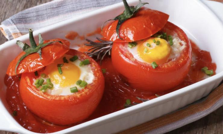 Завтрак готов за три минуты: кладем яичницу прямо в помидор