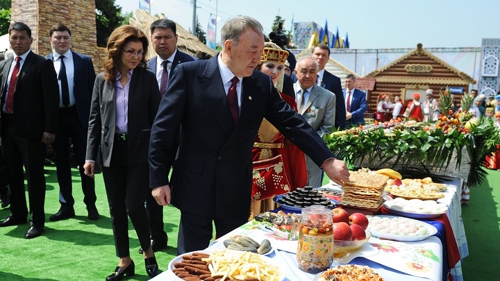 АГАТА КРИСТИ КУРИТ В СТОРОНКЕ. КОРНИ ЗАГОВОРА В КАЗАХСТАНЕ ТЯНУТСЯ К СЕМЬЕ НАЗАРБАЕВЫХ?