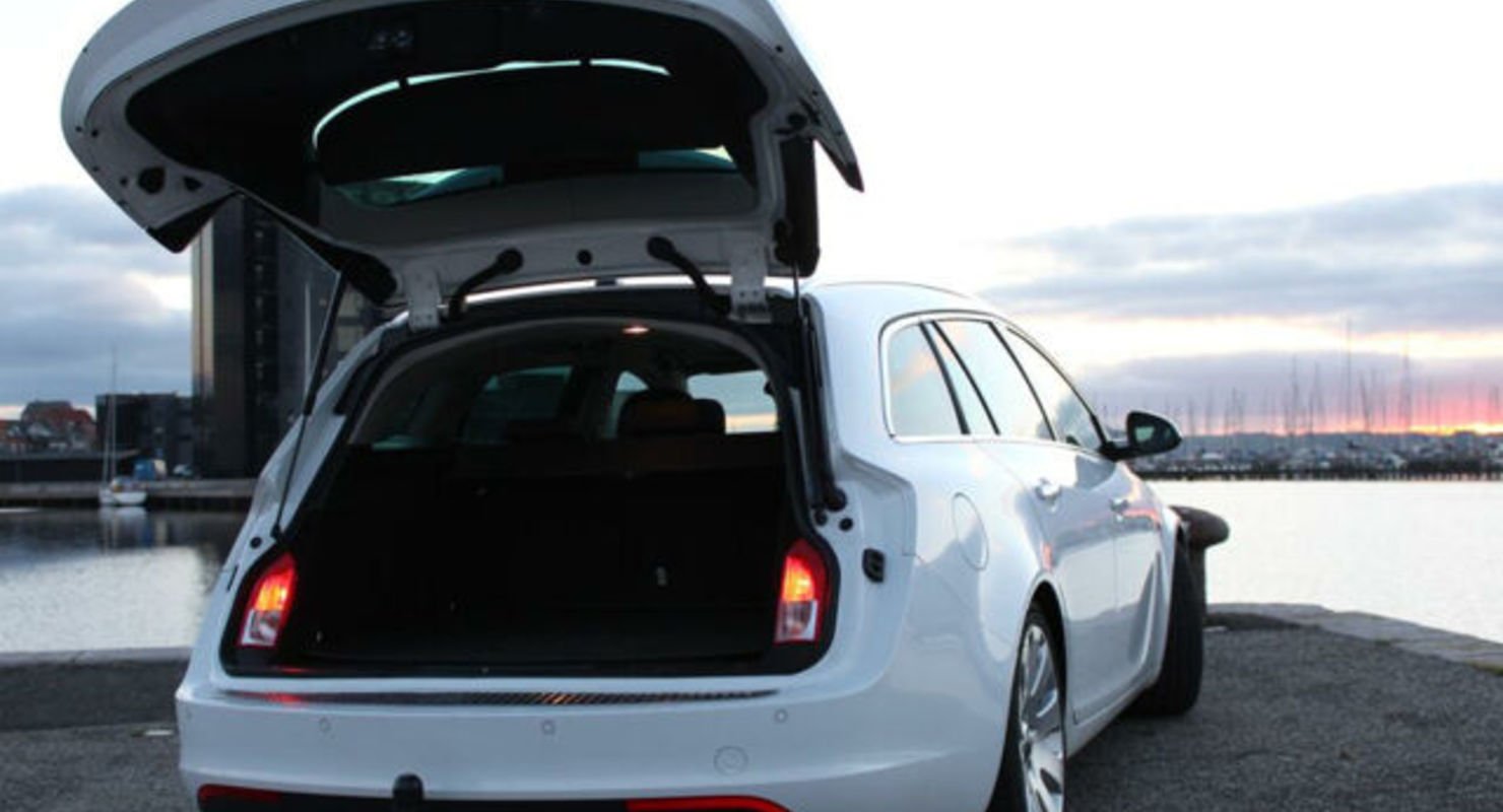 Для чего у некоторых автомобилей есть фонари в багажнике?