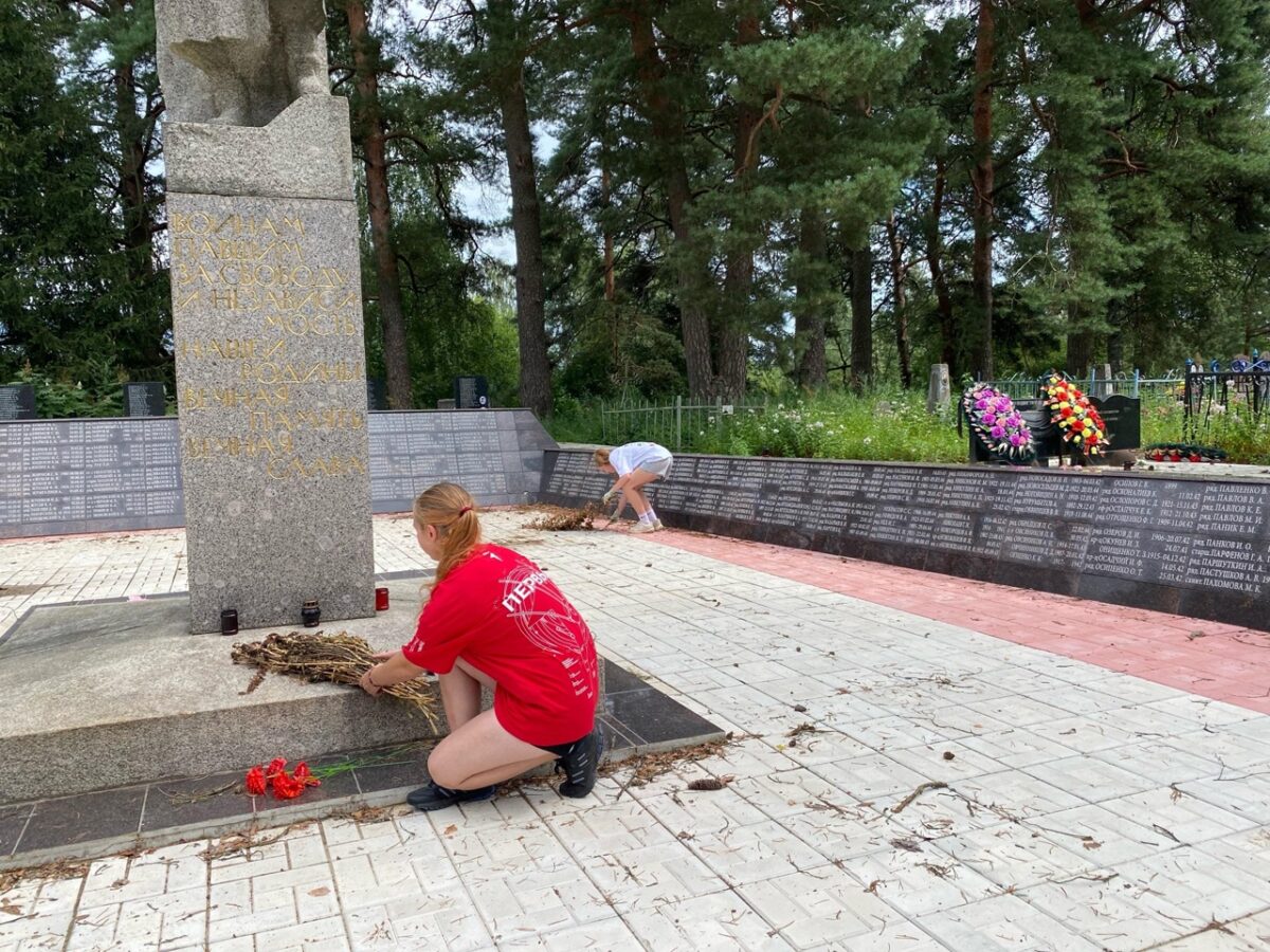 В Торопецком округе активисты убрались на территории Братского кладбища