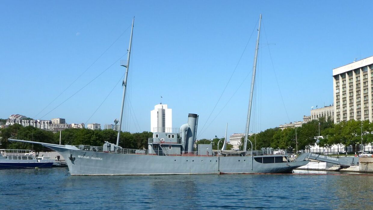 Сторожевой корабль «Красный вымпел» на Корабельной набережной