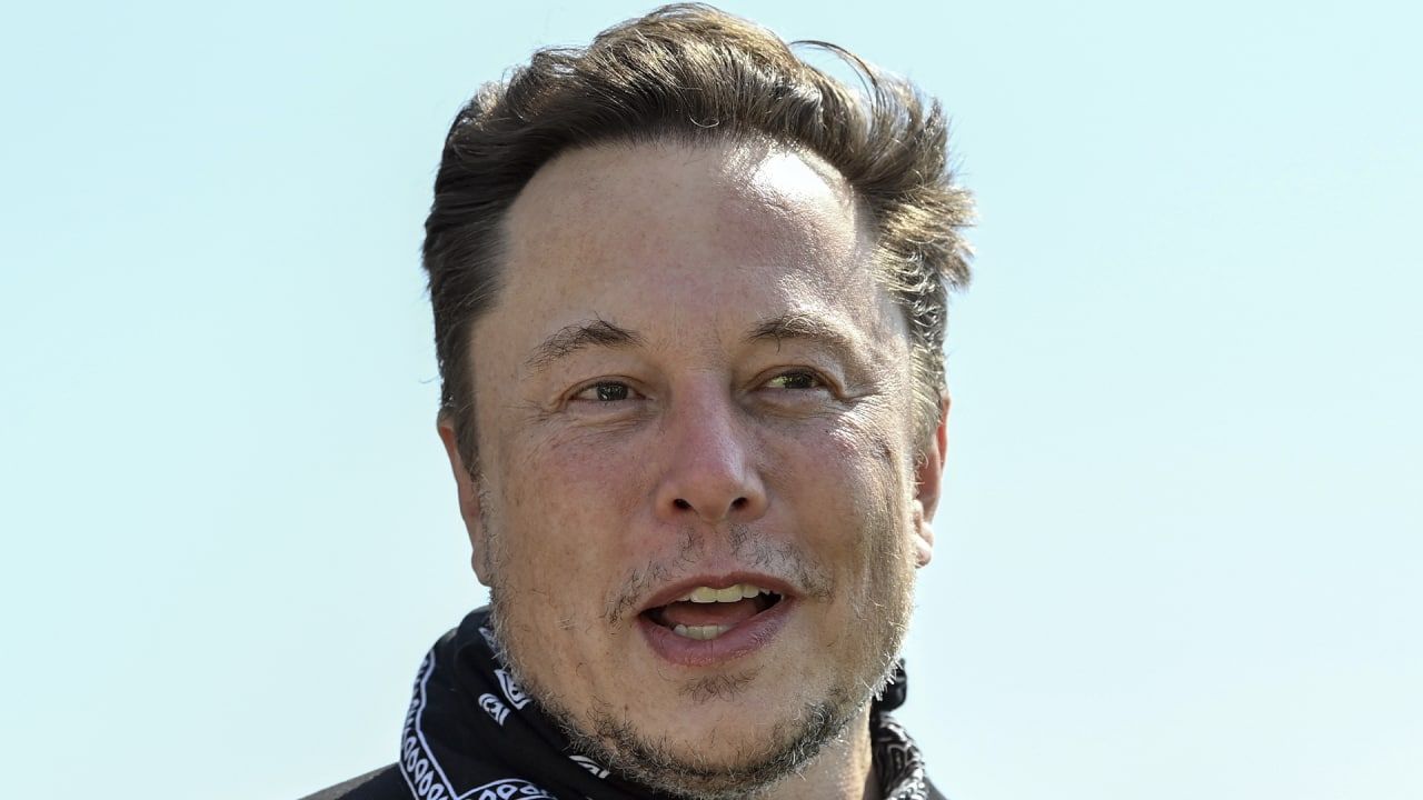 Продюсер Витаса запретил Илону Маску использовать его песни в модели Tesla 2022 года