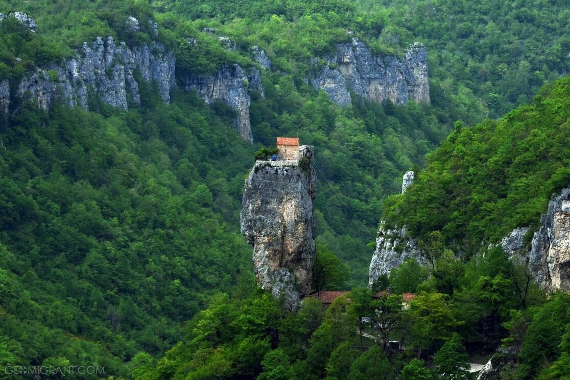 Сам столп расположен посреди уникальных пейзажей западной Грузии/ © geomigrant.com