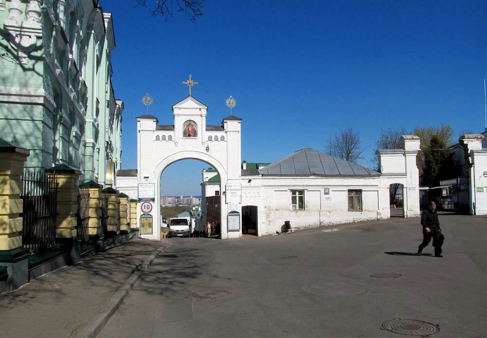 Апрельский Киев. Памятники, плакаты, символы, Лавра Апрельский Киев. Памятники, плакаты, символы, Лавра