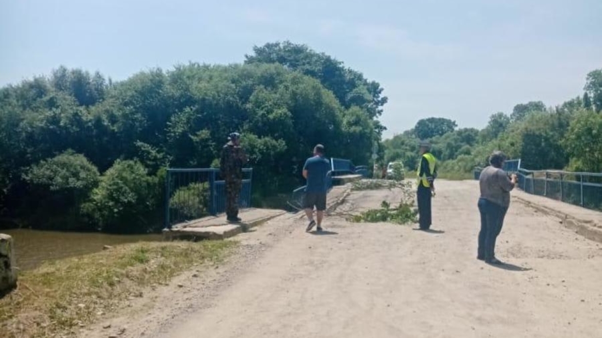 Между двумя селами в Приморье обрушилась часть моста: движение приостановлено Происшествия