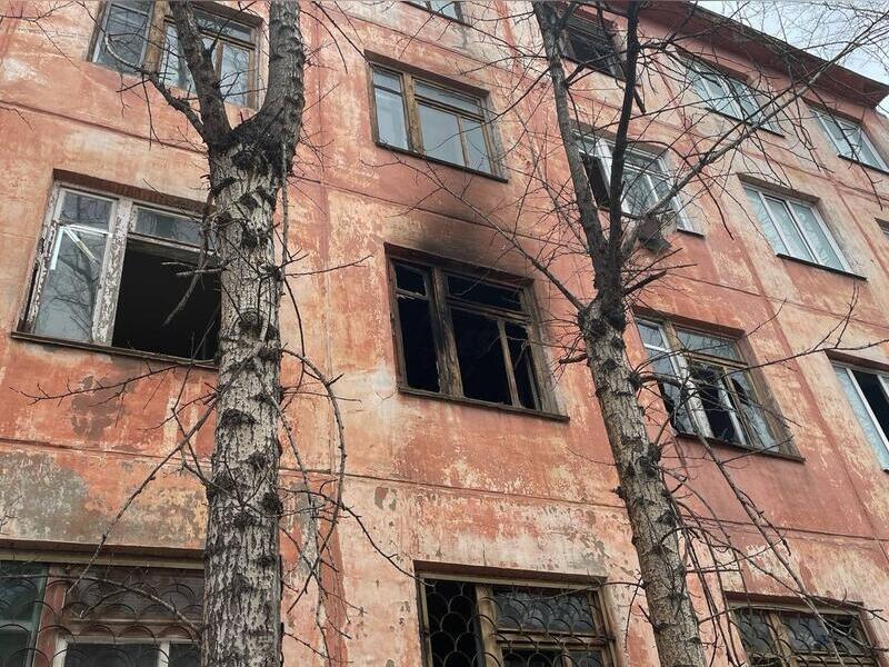 Заброшенное общежитие в Чите: очевидцы жалуются на пожары и антисанитарию