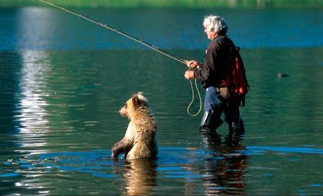 Мужчина рыбачил, когда к нему подошел медвежонок и попросил рыбу. Есть не стал, а понес в лес медведице