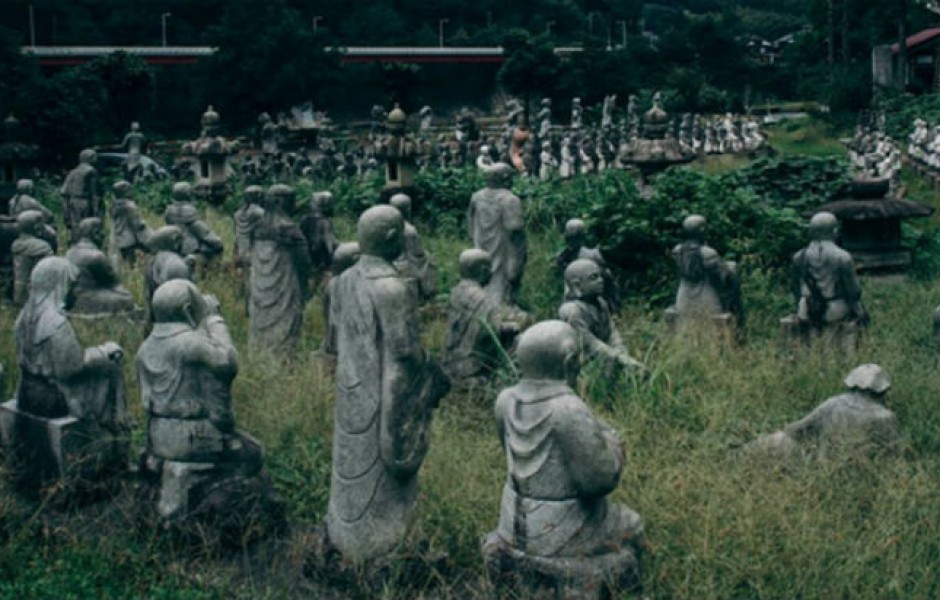 Жутковатая японская деревня, где живут одни статуи