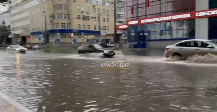 Краснодар тонет в залповом ливне: какие улицы лучше объехать, они стоят в воде