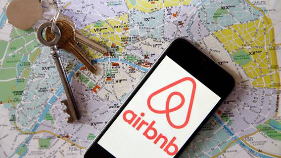 Airbnb собирается бесплатно разместить 20 000 афганских беженцев