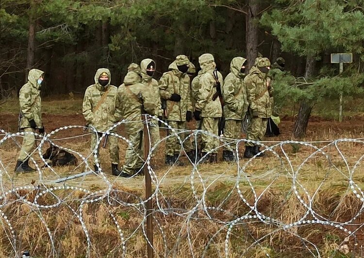 Что творится на границе Минска и Варшавы, скажите мне? Ну, хоть не Путин в этом виноват, а Лукашенко. чтобы, беженцев, границе, Белоруссии, территорию, Белоруссия, Польши, власти, радостно, лекарствами, одеялами, проблем, пускать, Польша, объятия, обратно, проволоку, радости, белорусские, колючей