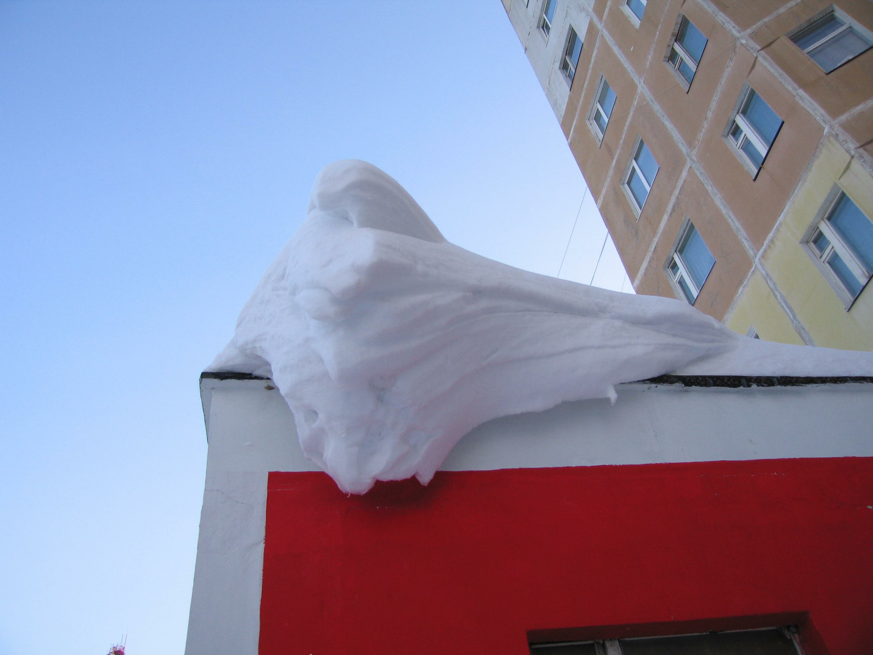Снег с крыши на голову. Глыба льда на крыше. Сход снега с крыши. Падение снега с крыши. Глыба снега на крыше.