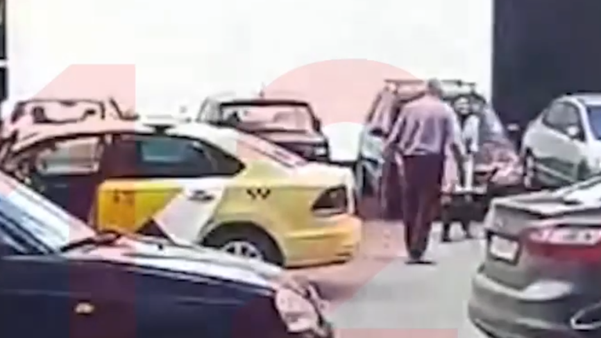 Водитель такси избил