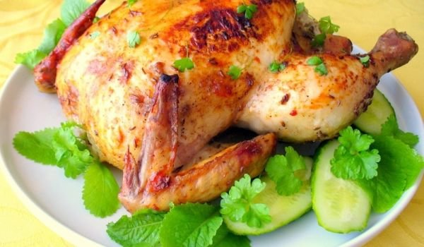 Курица/></p>
<p>Сирни Заговезни в этом году приходится на 26 февраля. </p>
<p>Православное христианство позволяет нам есть сыр, молоко, другие молочные продукты и яйца во время сырницы. </p>
<p>К Сирни Заговезни все свадьбы должны заканчиваться, потому что во время пасхального поста свадьбы запрещены. </p>
<p><strong>На Месни Заговезни по традиции</strong> молодые семьи должны посетить своих крестных и родителей невесты, принося им в подарок вареную курицу, обрядовый хлеб, вино и торт. </p>
<p><img decoding=