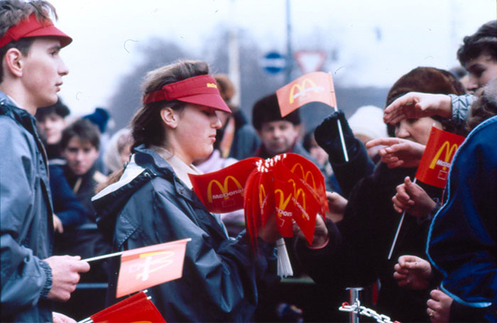 Первый в Москве Макдональдс открылся в 1990 году, в Москве открылся первый советский Макдональдс