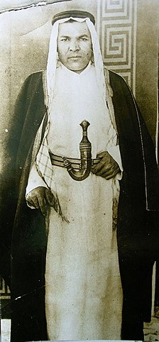 Карим Хакимов в арабском одеянии и с йеменским традиционным кинжалом Джамбия