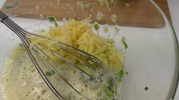 Взбейте зеленый лук с яйцом и вы останетесь довольны. Готовим вкуснейшие лепешки с начинкой лепешки, тесто, масло, можно, начинка, смесь, Перемешали, готоваТесто, делим, восемь, Когда, добавляем, частей, формируем, колобки, Каждую, заготовку, колобок, яичную, натрем
