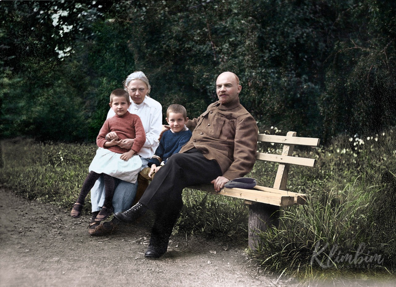 В.И.Ленин и Н.К.Крупская с племянником Ленина Виктором и дочерью рабочего Верой в Горках. Август-сентябрь 1922