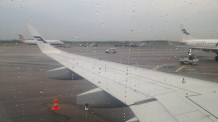 Местные авиарейсы отменили в Приморье из-за проливных дождей