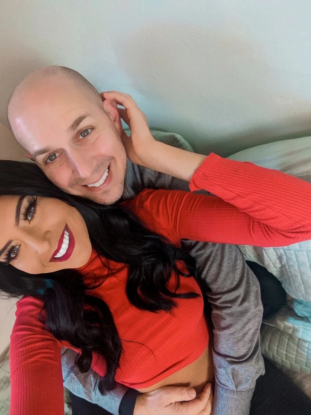 Любовь без границ: пара с 23-летней разницей в возрасте обручилась через месяц после знакомства