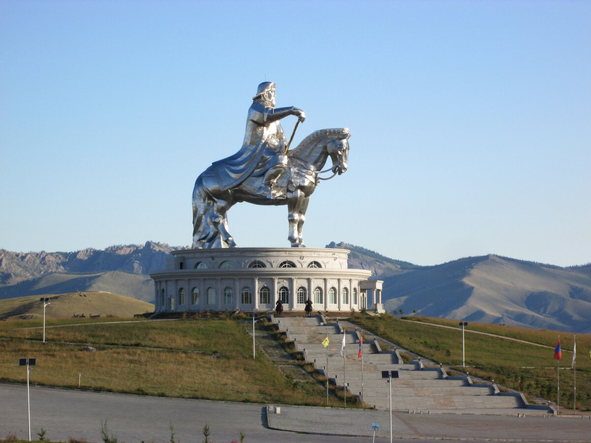  "Шестнадцатая союзная республика", "скотоводческая сверхдержава", "страна последних кочевников" - все эти эпитеты довольно точно подходят Монголии, стране, которую мало кто у нас хорошо себе...-23