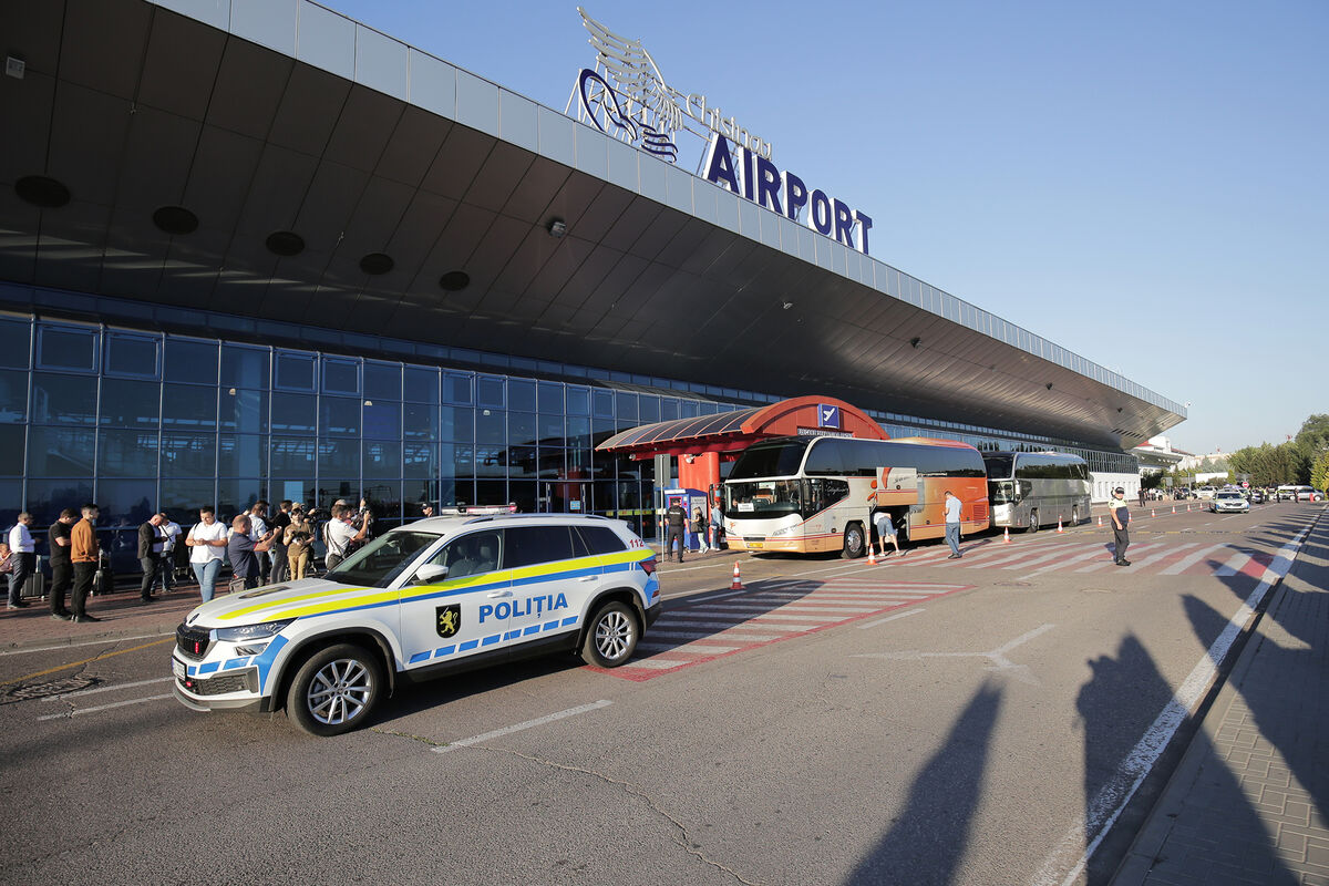 В аэропорту Кишинева несколько часов держали участников съезда 