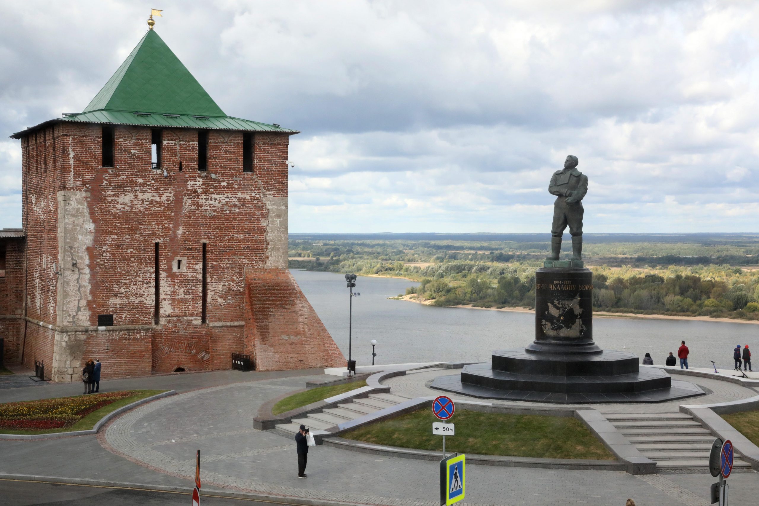 Нижний новгород приезд. Памятник Чкалову в Нижнем Новгороде. Нижегородский Кремль 2022. Город герой Нижний Новгород. Памятник в Кремле Нижний Новгород.